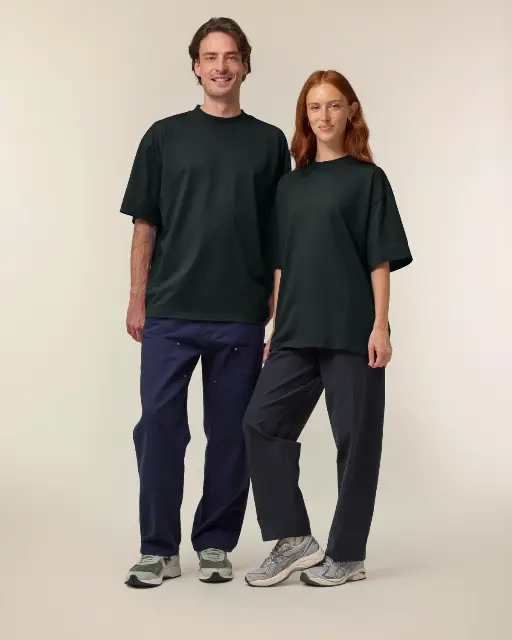 Zwei Models tragen schwarze Stanley/Stella Blaster 2.0 T-Shirts im lockeren Schnitt